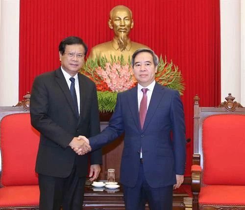 越共中央经济部部长阮文平会见老挝国家经济研究院工作代表团