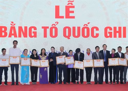 国会主席阮氏金银出席“祖国记功”证书授证仪式