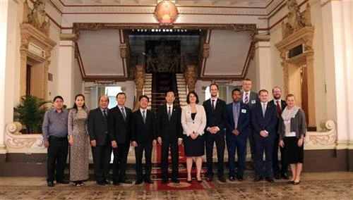 胡志明市领导会见澳大利亚政治交流委员会代表团