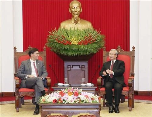 越共中央书记处常务书记陈国旺会见美国国防部长马克•埃斯珀