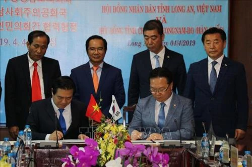 越南隆安省与韩国忠清南道签署合作协议