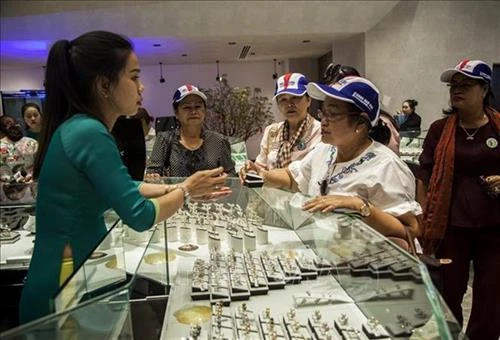 柬埔寨妇女和平发展协会代表团造访富国岛