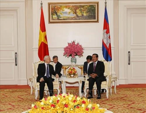 越共中央总书记、国家主席阮富仲会见柬埔寨首相洪森
