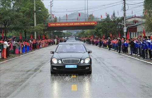 朝鲜最高领导人金正恩车队离开同登火车站 驶往河内
