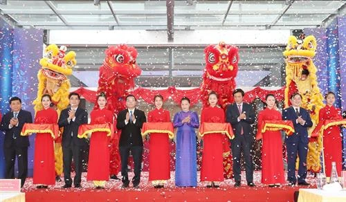 越南国会主席阮氏金银视察和乐高新技术园区