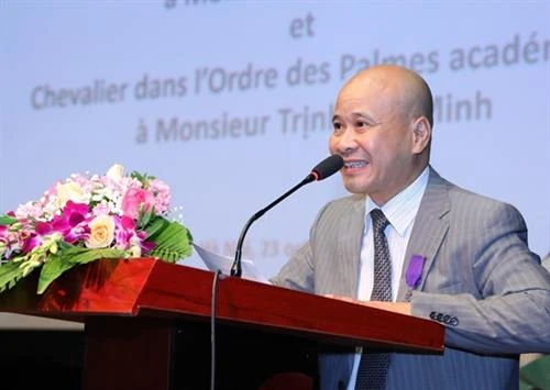 越南两名学者荣获法国骑士勋章