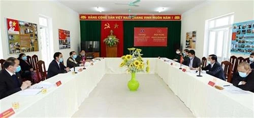 清化省与老挝华潘省互相分享疫情防控经验