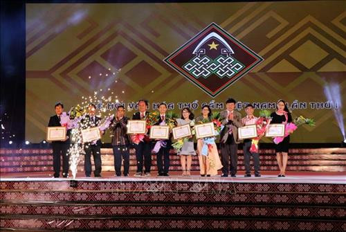 首届越南织锦文化节落下帷幕