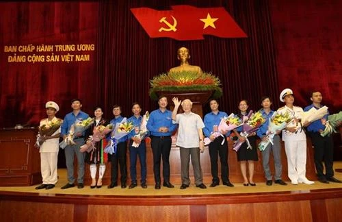 越共中央总书记、国家主席阮富仲会见全国先进青年党员