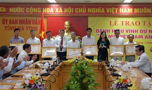 越南全国各地纷纷举行活动纪念越南伤残军人与烈士日72周年