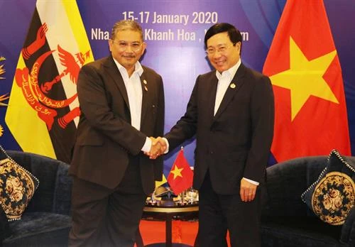 越南政府副总理兼外长范平明会见文莱外交部第二部长艾瑞万
