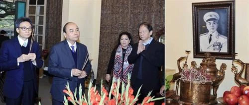 越南政府总理阮春福为已故党和国家领导人上香
