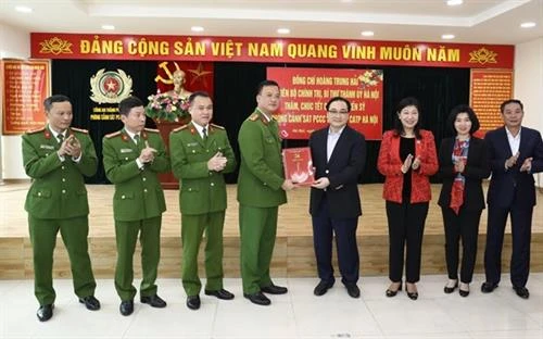 2020庚子年春节即将到来：河内市领导走访慰问公安、军队单位和教区