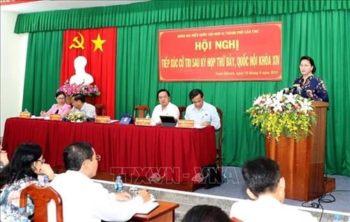越南国会主席阮氏金银在芹苴市宁桥郡开展选民接待活动