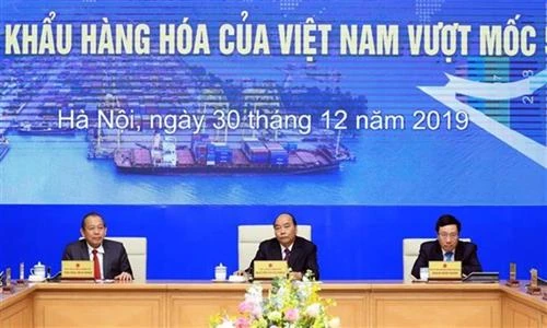 越南政府总理阮春福出席越南外贸进出口额达到5000亿美元的仪式