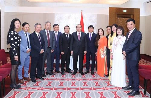 政府总理阮春福会见旅居欧洲越南人协会联合会代表