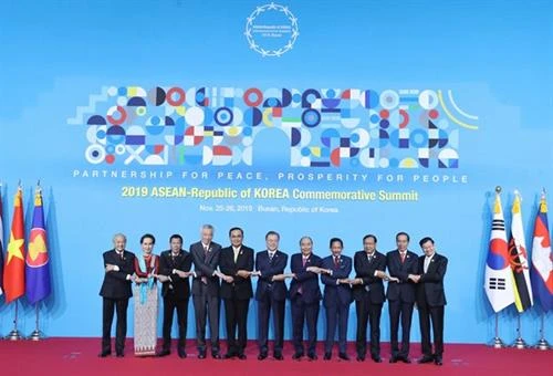 越南政府总理阮春福出席东盟与韩国伙伴关系30周年纪念峰会首场会议