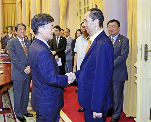 越南国家主席陈大光会见日本每日新闻特别顾问照雄一行