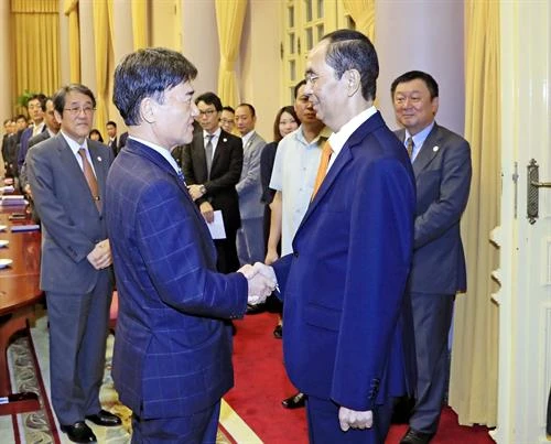 越南国家主席陈大光会见日本每日新闻特别顾问照雄一行