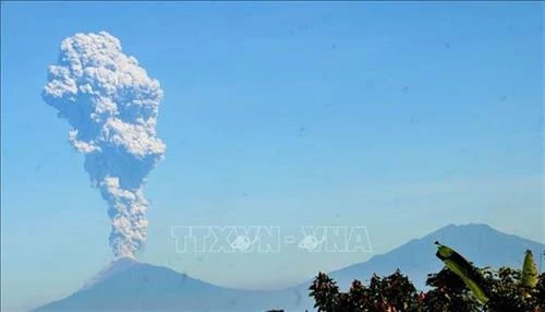 印度尼西亚默拉皮火山喷发 印尼向各家航空公司发出危险警告