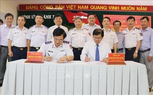 越南海警与庆和省渔民同行