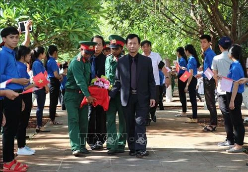 嘉莱省为17具在柬埔寨牺牲的越南烈士遗骸举行追悼会和安葬仪式