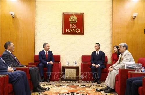 哈萨克斯坦议会下院议长与河内大学教师与大学生交流