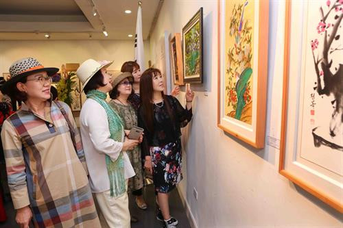 越南与韩国国际美术交流展览会首次亮相河内