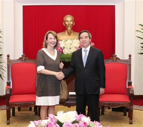 越共中央经济部部长阮文平会见越南企业论坛联合主席弗吉尼亚·福特