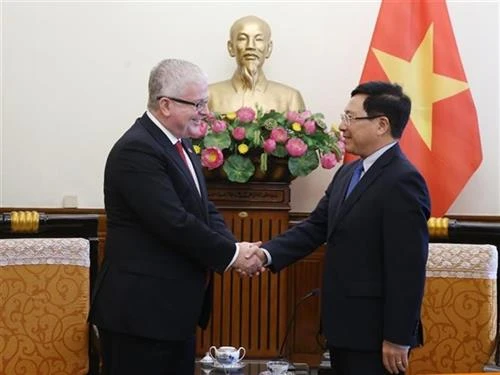 越南政府副总理范平明会见前来辞行拜会的澳大利亚驻越大使