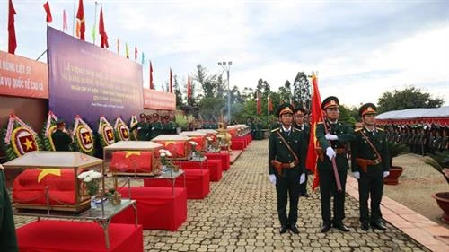 在柬牺牲的越南烈士追掉会及遗骸安葬仪式在平福省举行