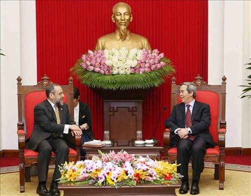 越共中央经济部部长阮文平会见美国财政部代表团