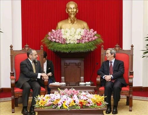 越共中央经济部部长阮文平会见美国财政部代表团