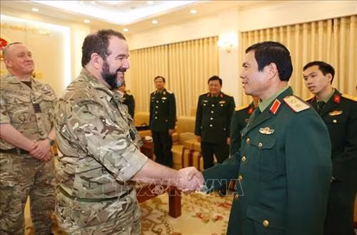  越南与英国加强维和部队的军医合作