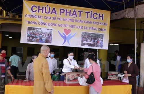 新冠肺炎疫情：老挝万象佛跡寺彰显爱心积极帮助受疫情影响旅居老挝的越南人