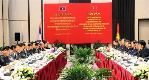 越共中央检查委员会代表团与老挝人民革命党中央纪检委员会代表团会谈