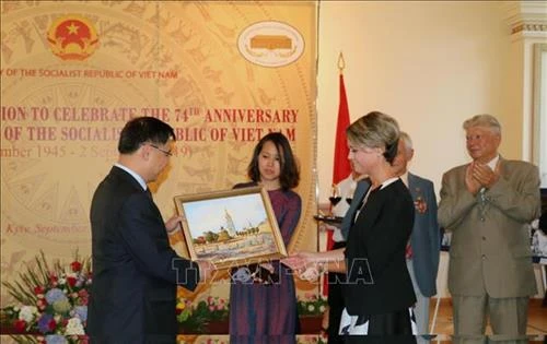 越南风土人情与国家发展成就展在乌克兰举行
