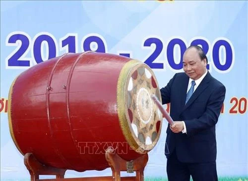 阮春福总理出席河内市山西高中学校开学典礼