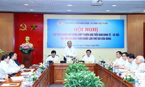 越南政府总理阮春福主持召开会议 征集科学家对越共十三大经济社会筹备小组的意见建议