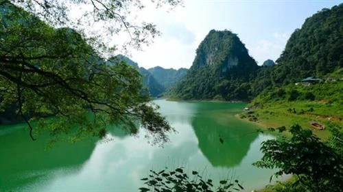 高平省蜂尾湖