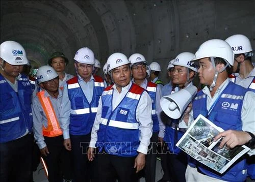 阮春福亲自对胡志明市地铁一号线施工现场进行检查