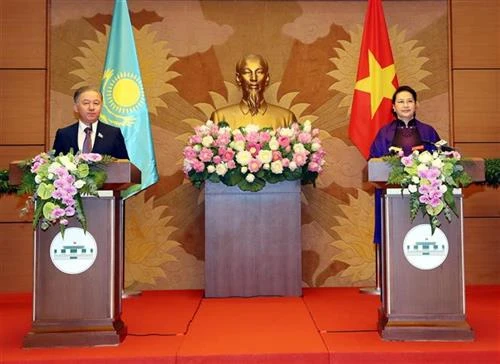 越南国会主席阮氏金银与哈萨克斯坦议会下院议长尼格马图林举行会谈