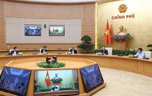政府总理阮春福要求关闭不必要的服务 减少聚集性活动