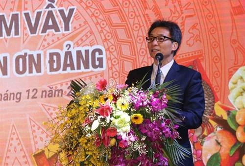 武德儋副总理向北宁省劳动者、贫困者和橙剂受害者送上春节慰问品