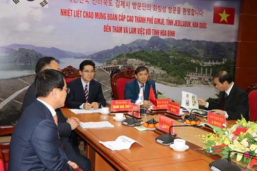 韩国全罗北道省代表团赴越南和平省调研 