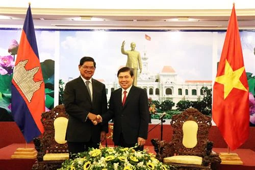 胡志明市人民委员会主席阮成锋会见柬埔寨王国政府副首相韶肯 