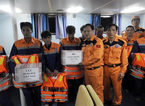 在乂安省海域遇险渔船及船上9名船员被成功救起