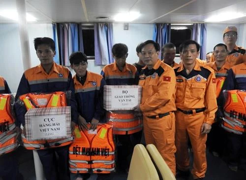 在乂安省海域遇险渔船及船上9名船员被成功救起
