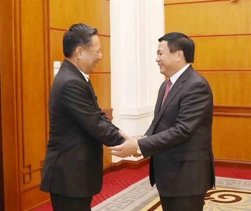 越共中央理论委员会主席会见老挝国家社会科学委员会代表团