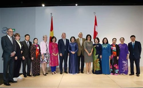 越南国家副主席邓氏玉盛在瑞士会见越南知识分子代表